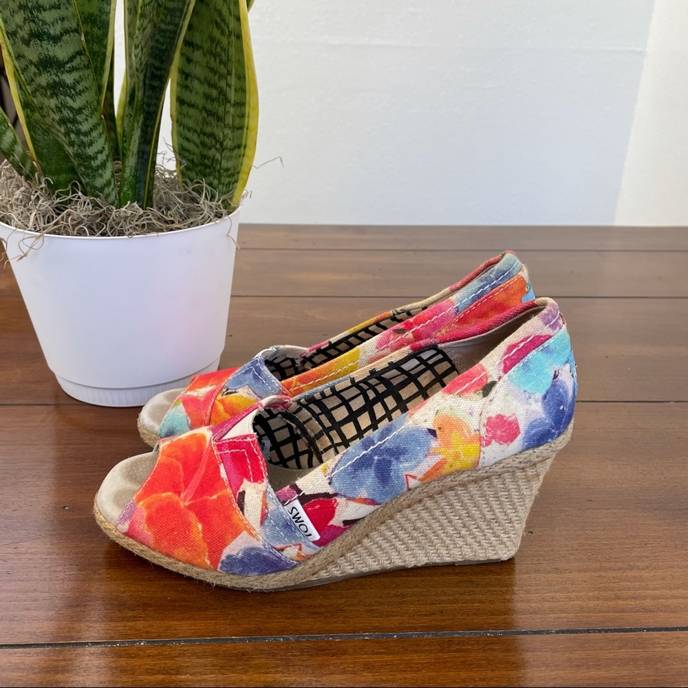 Toms 7 Womens Espadrilles Wedge Heels Shoes Multicolor Floral Slip On Peep Toe